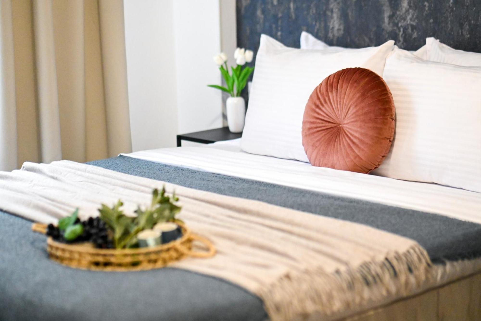 Old Town Charm - Modern & Comfortable In The Heart Of The