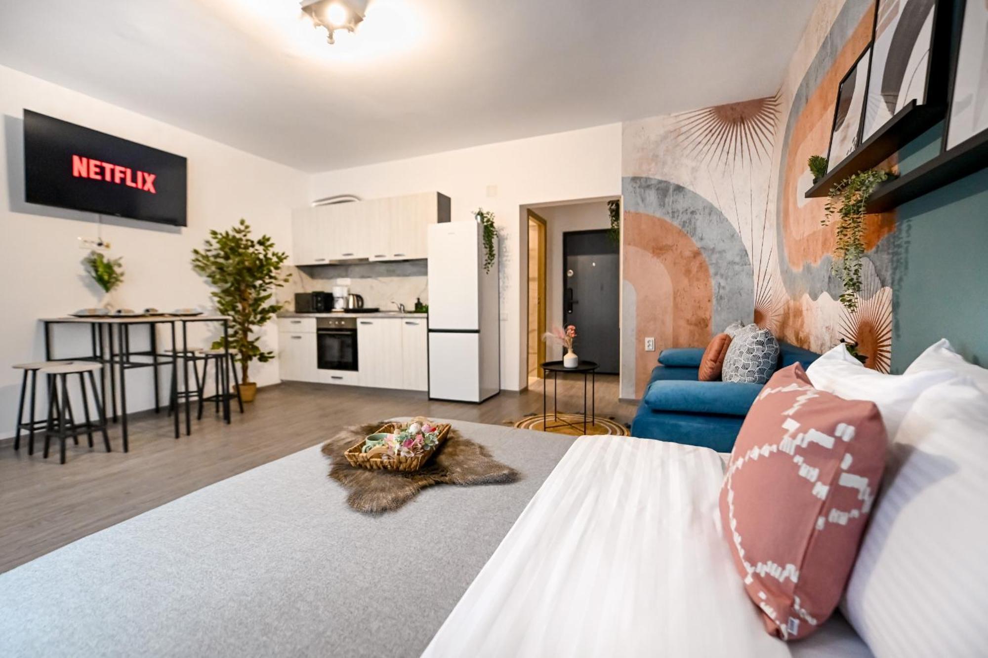 Old Town Charm - Modern & Comfortable In The Heart Of The