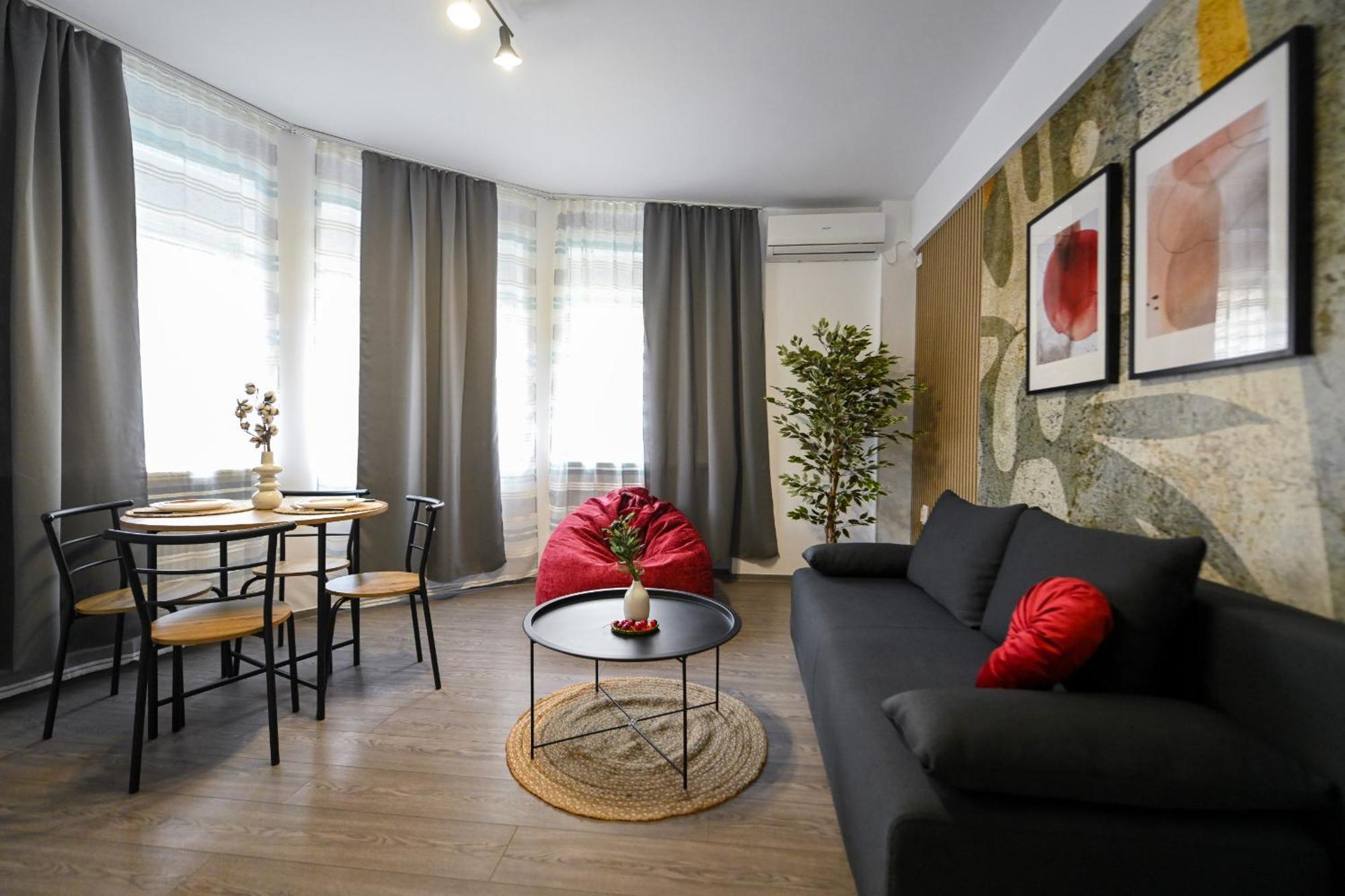 Old Town Charm - Modern & Comfortable In The Heart Of The דירה